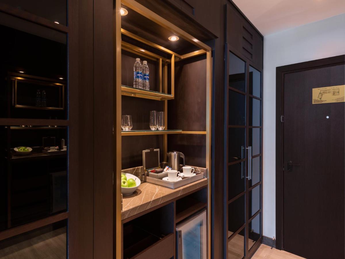 Hyatt Regency Al Kout Mall Kuwait City Exteriör bild A wet bar in a hotel room