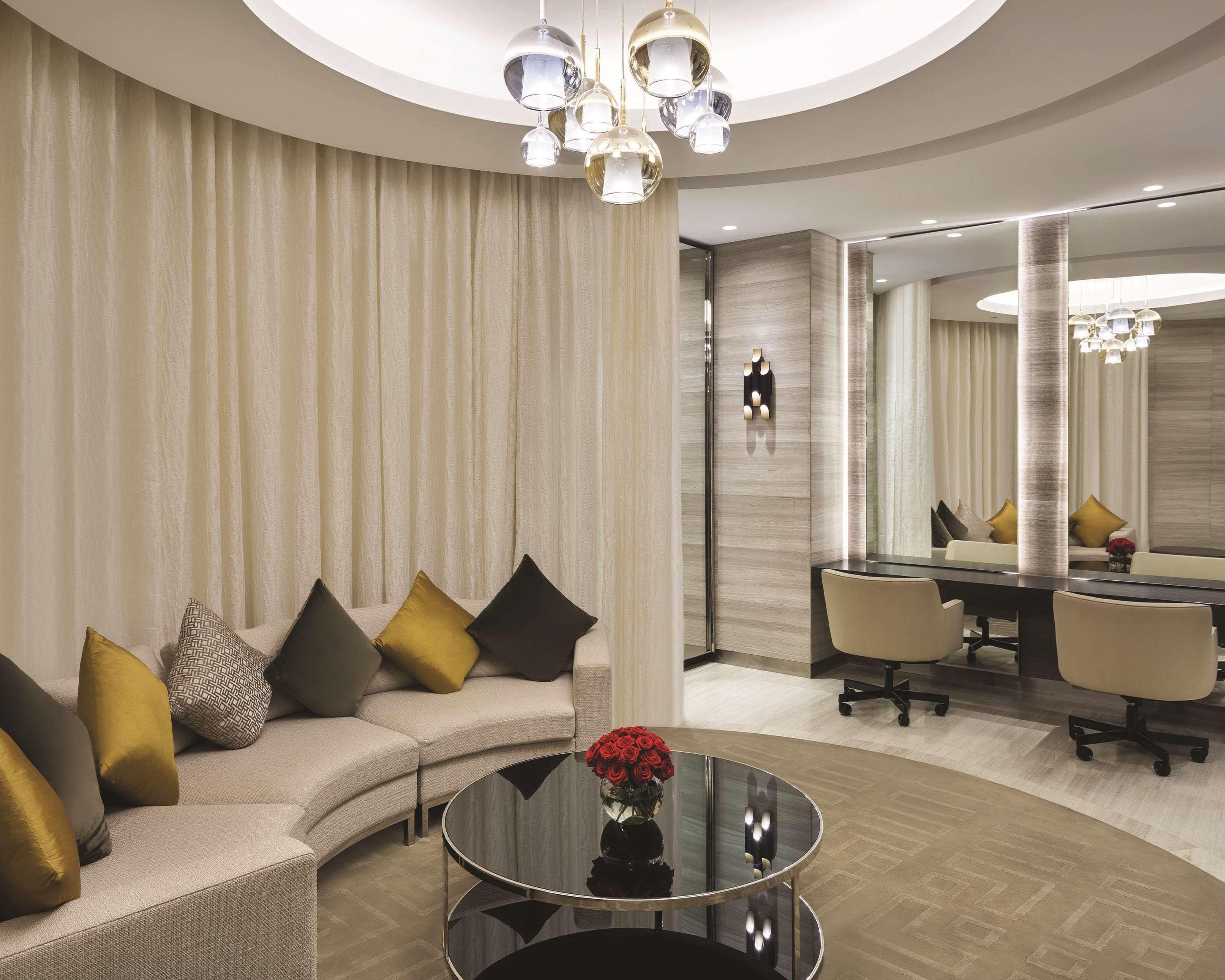 Hyatt Regency Al Kout Mall Kuwait City Exteriör bild The interior of the club