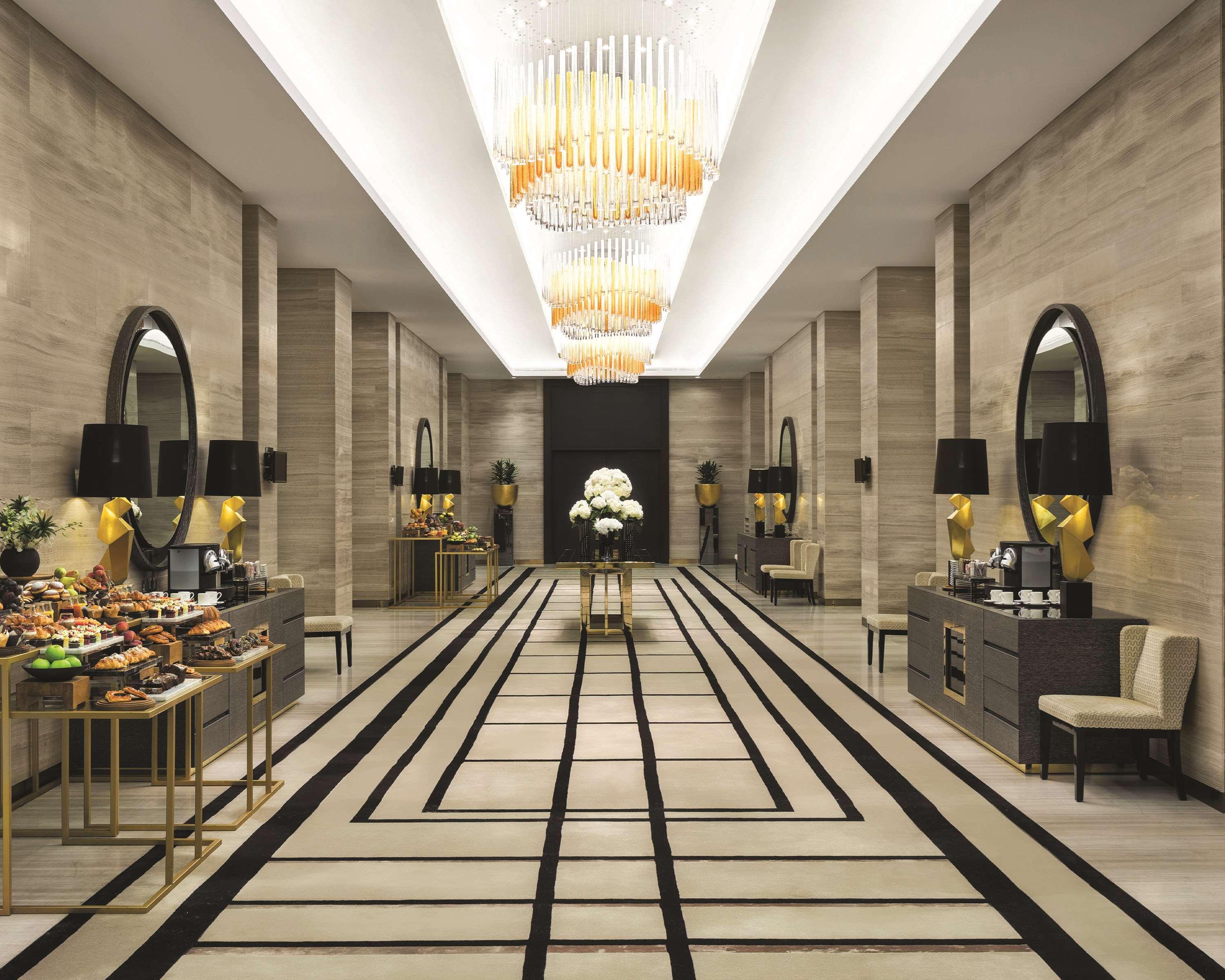 Hyatt Regency Al Kout Mall Kuwait City Exteriör bild The lobby of the hotel