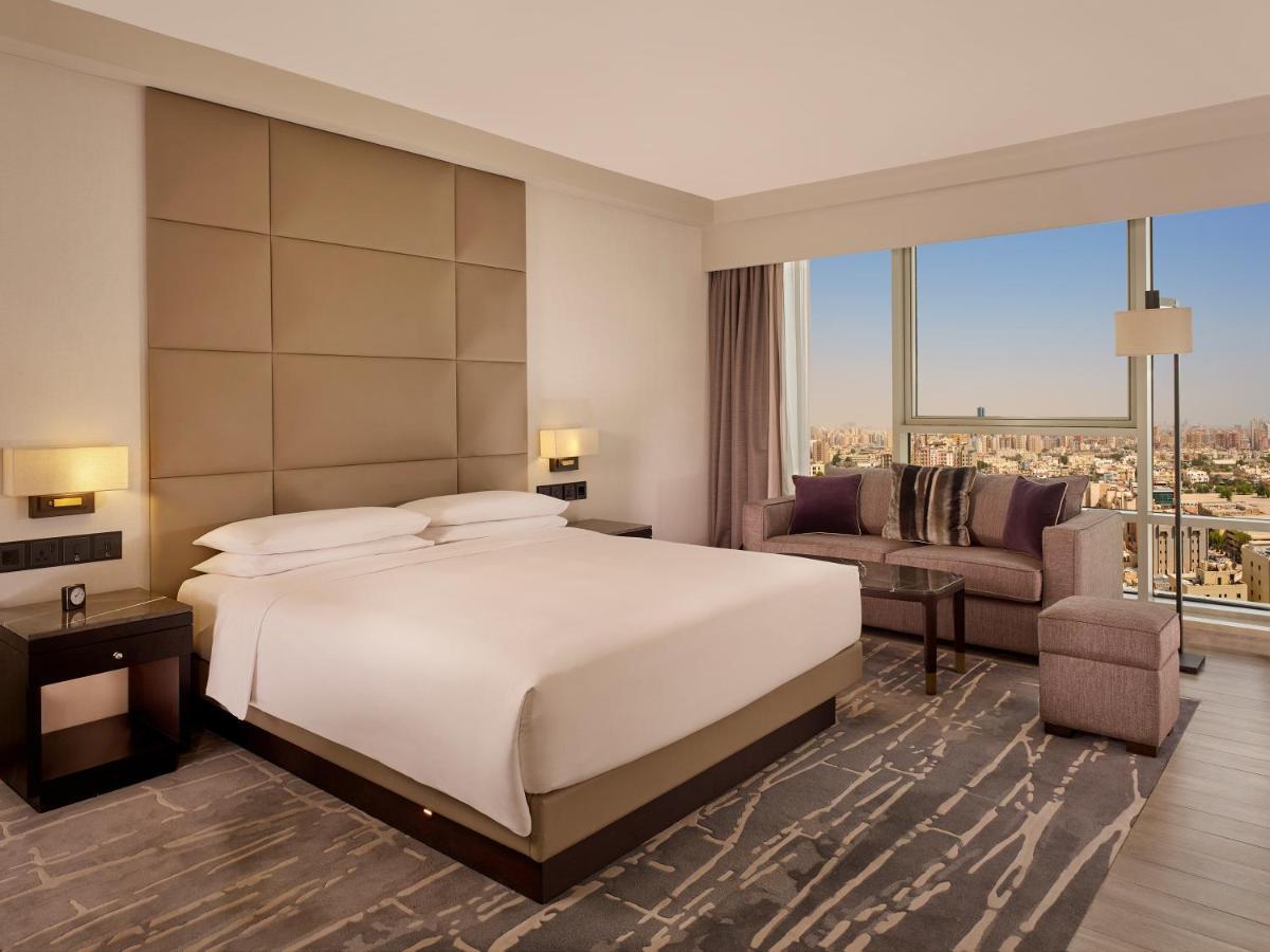 Hyatt Regency Al Kout Mall Kuwait City Exteriör bild A bedroom at the hotel